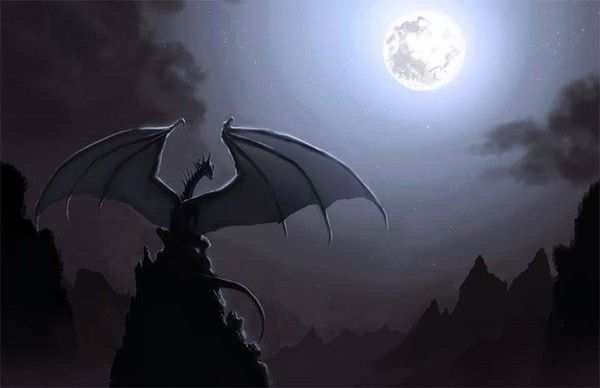 Dragon Noir Sous La Pleine Lune