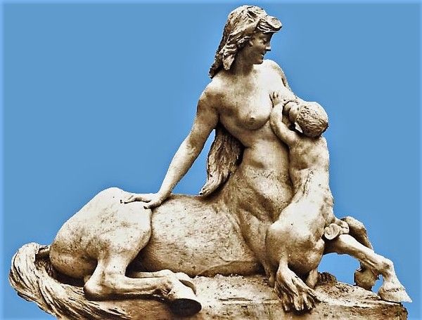 Centauresse Statue Allaitant Son Enfant